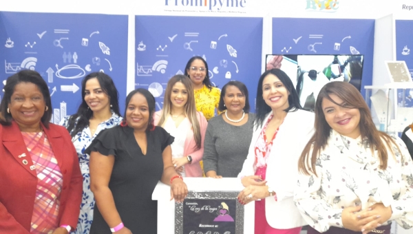 Ejecutivas Promipyme asisten a charla: “Retos de la Economía Dominicana ante un entorno internacional cambiante”